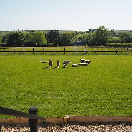 Ty Twt Villa Carmarthen Bagian luar foto
